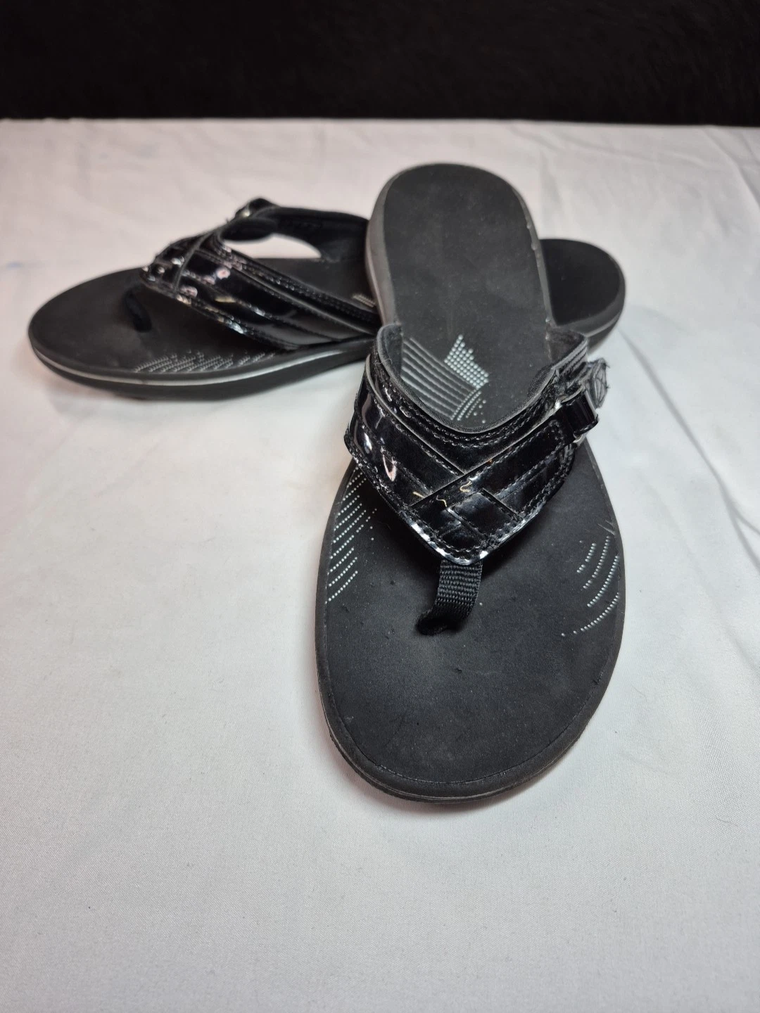 Clarks Soft Cushion taglia 11 nero infradito perizoma sandalo gancio e passante regolabile