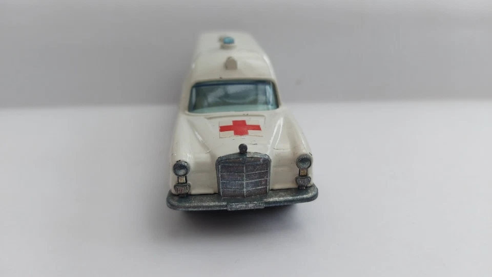 Matchbox Series King Size No. K 6 Mercedes Benz - BINZ AMBULANCE (1) - Bild 3 von 4