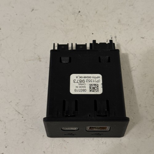 CHEVY SILVERADO 2021 USB TYPE-C DOUBLE CHARGEUR PRISE OEM - Photo 3 sur 5