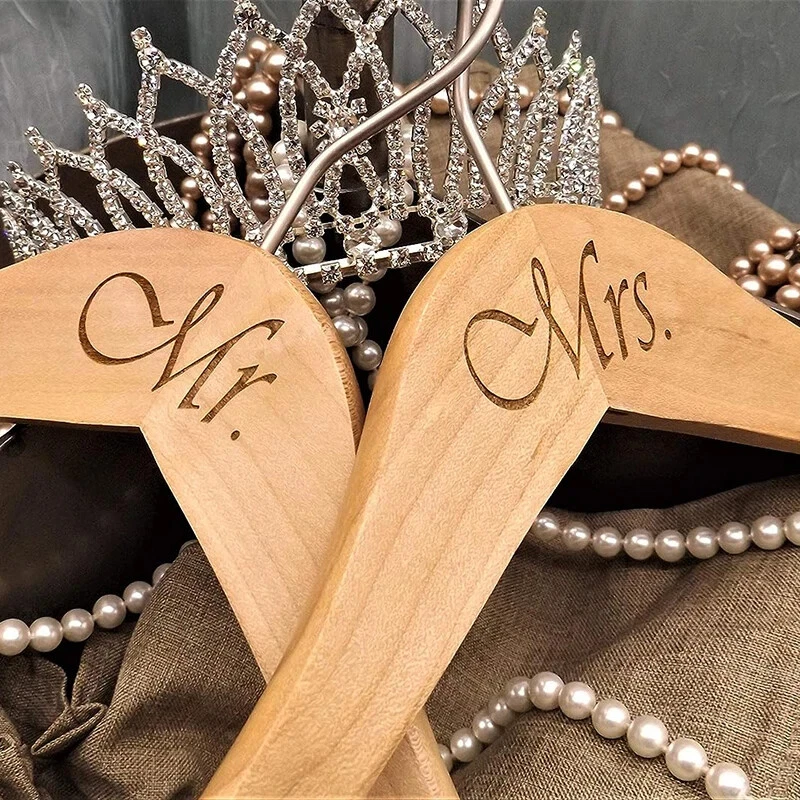 Perchas para vestidos de novia de madera señor señora esposo esposa novia novio pareja decoración rústica Foto 3 de 4