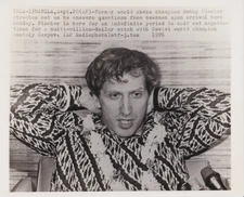 1976 Press Photo Chess Grandmaster Bobby Fischer Gives Interview in Manila