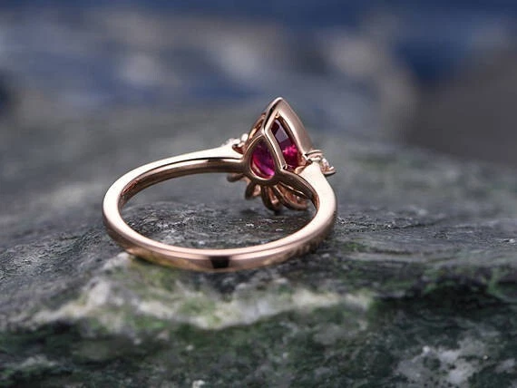 Anillo de compromiso de diamantes naturales rubí talla pera de 1,25 quilates de oro blanco de 14 quilates talla 8 Foto 4 de 4