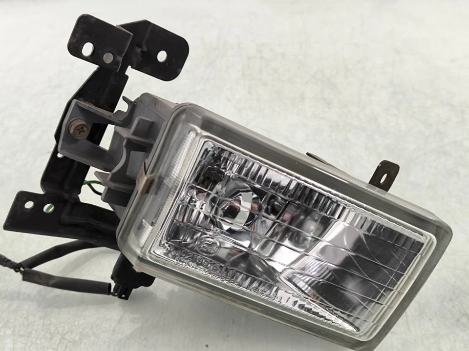 Luces antiniebla para parachoques delantero Mitsubishi JDM Chariot Grandis GF-N84W 1997 Foto 2 de 4