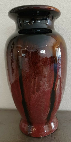 10" tall different shades of maroon ceramic vase - Imagen 4 de 12