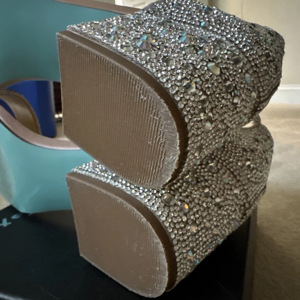 Betsy Johnson SB MARI 香槟女式 9 码方跟 2.25 英寸水钻 — 第 3/4 张图片