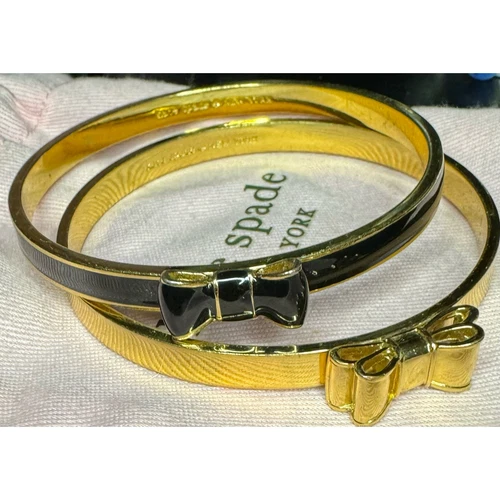 Kate Spade Coppia di Braccialetti Take A Bow Nero e Oro con Sacchetto Antipolvere