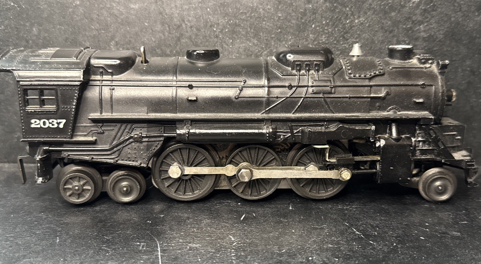 Vintage Post-war Lionel O27 Gauge 2037 Steam Locomotive for Parts or Restoration Untested