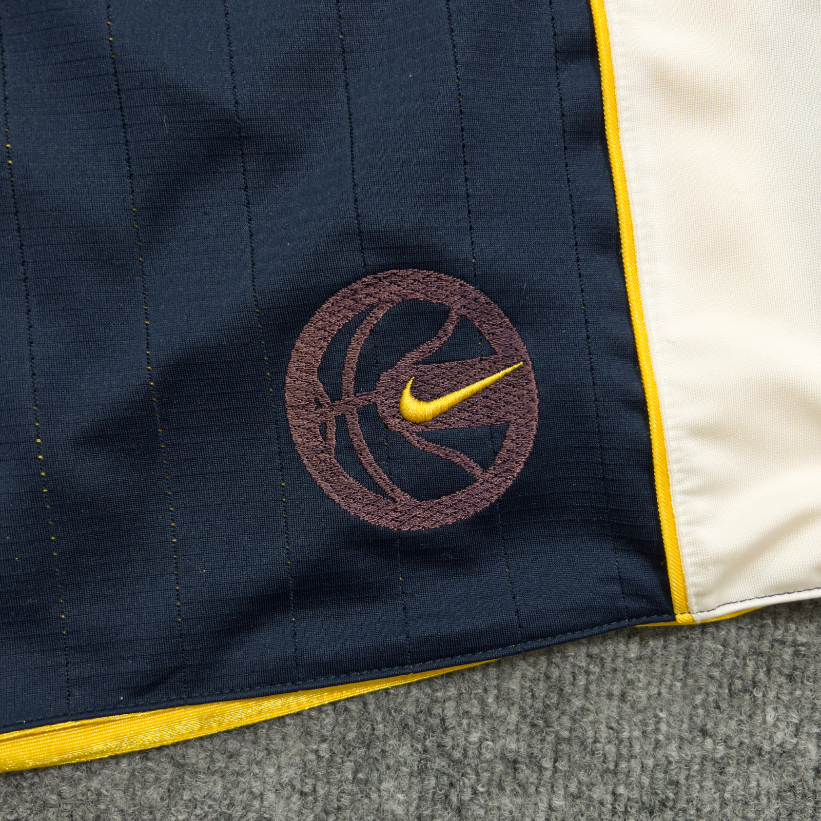 Vintage Nike Men's LG Navy Blue/Yellow Reversible… - image 4