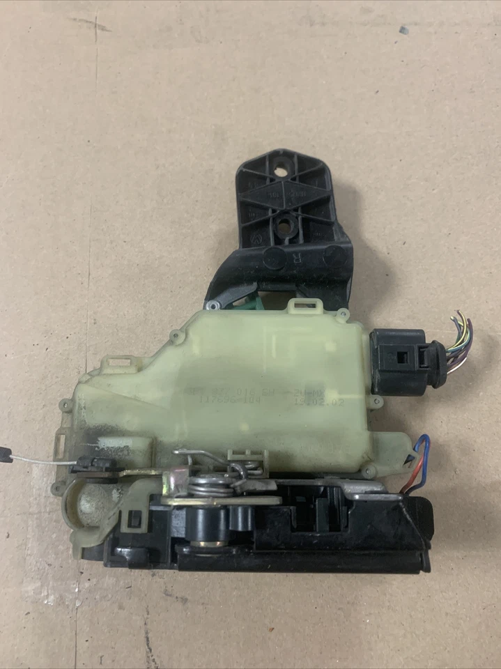 1999-2010 Volkswagen Door Lock Actuator Motor front Right 3B1837016BH - Image 2 of 4