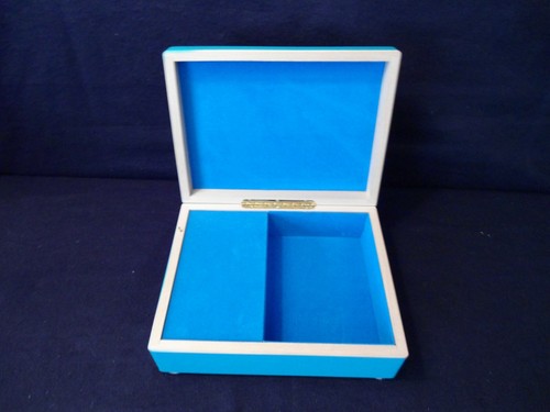 Wizard of Oz PRESENTS Dorothy and the Scarecrow Wooden Musical Jewelery Box - Picture 3 of 5