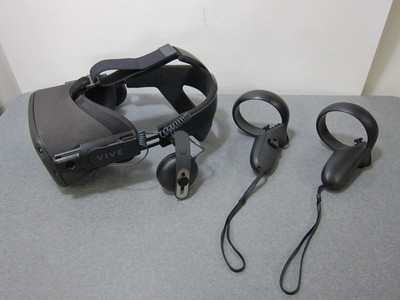Oculus Quest VR Headset (1st Generation) + Controllers + Vive Deluxe Audio Strap
