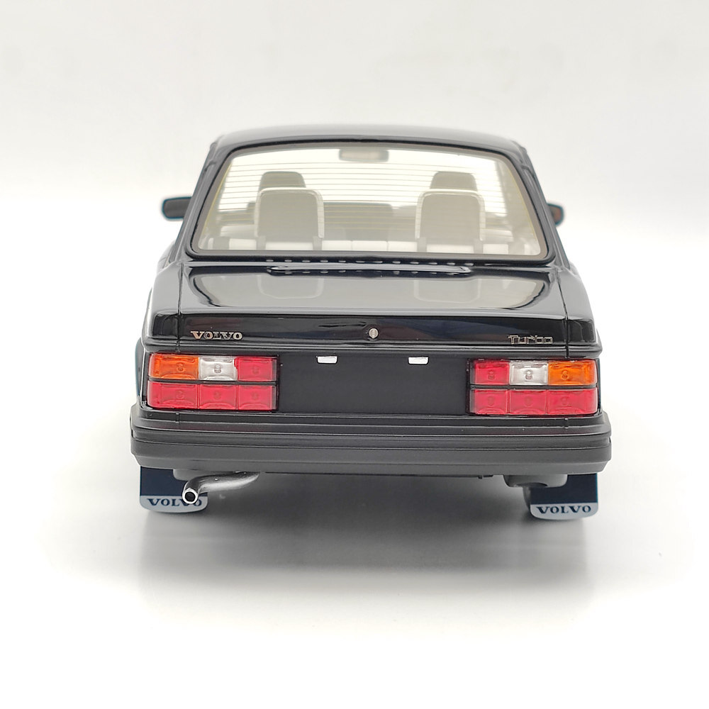 Miniature DNA Collectibles 1/18 Volvo 244 Turbo Noire - Résine - DNA000116 - Neuve