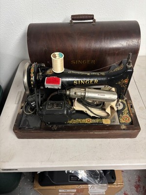 SINGER 221 Featherweight Sewing Machine