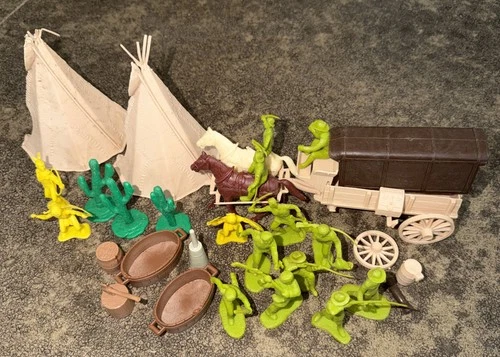 Vtg Marx Comanche Pass wagon, Lime green driver, settlers many other accessories