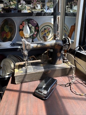 Antique 1919 Model 127 Singer Sewing Machine w/ Case * Works