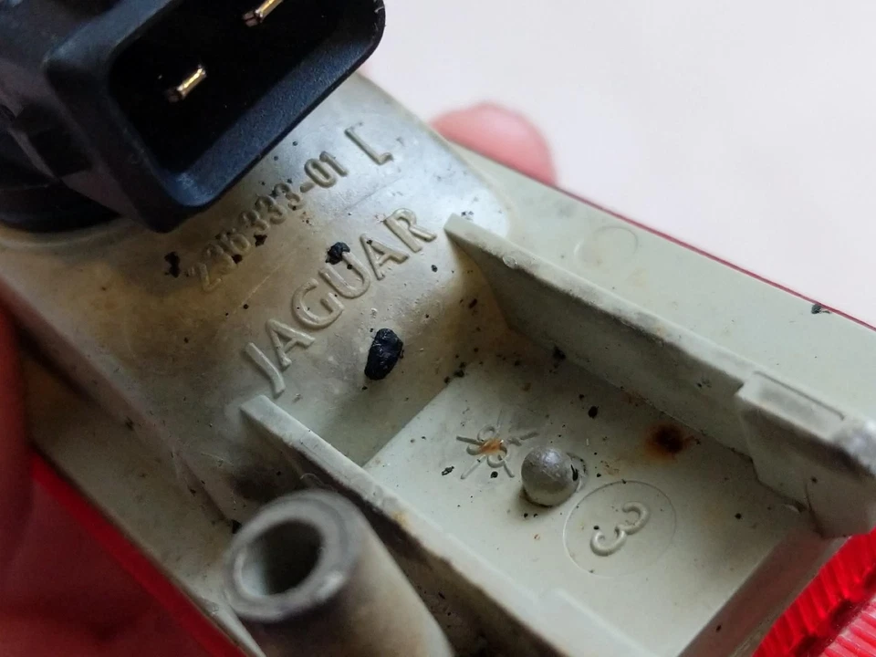 1995-1997 JAGUAR XJ6 XJ12 VDP XJR LH REAR RED SIDE MARKER LIGHT ASSEMBLY USED - Imagem 3 de 4