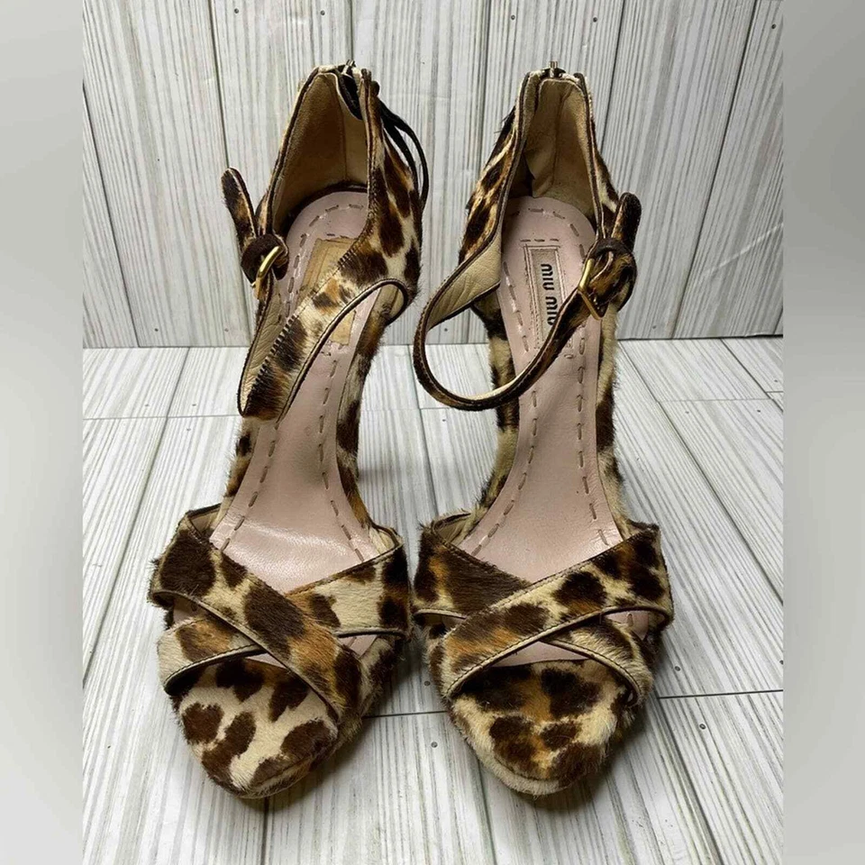 1124- SANDALIA plataforma tacón piel de becerro estilo pony MIU MIU estampado animal Foto 3 de 4