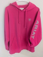 ARIAT WOMEN'S GRAPHIC LOGO HOODED SWEATSHIRT WITH KANGAROO POCKETS PINK SIZE LG