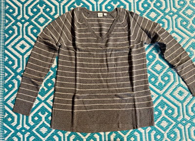 GAP Women's Gray White Striped V-Neck Long Sleeve Knit Ribbed Pullover S