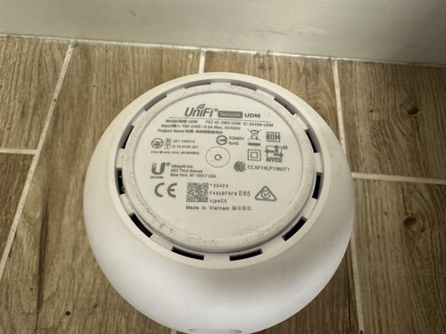 Ubiquiti UDM (UniFi Dream Machine) - (US Version) - Photo 3/3