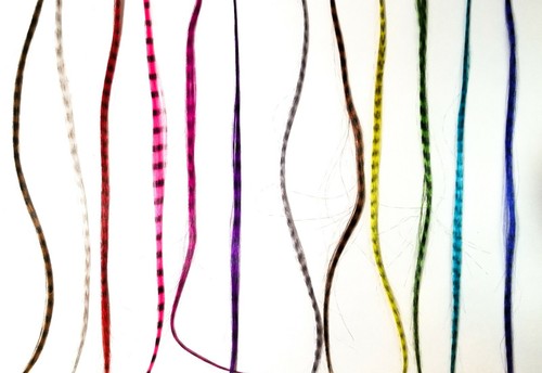 Light blue feather hair extension clip in, thin strand - Imagen 5 de 6