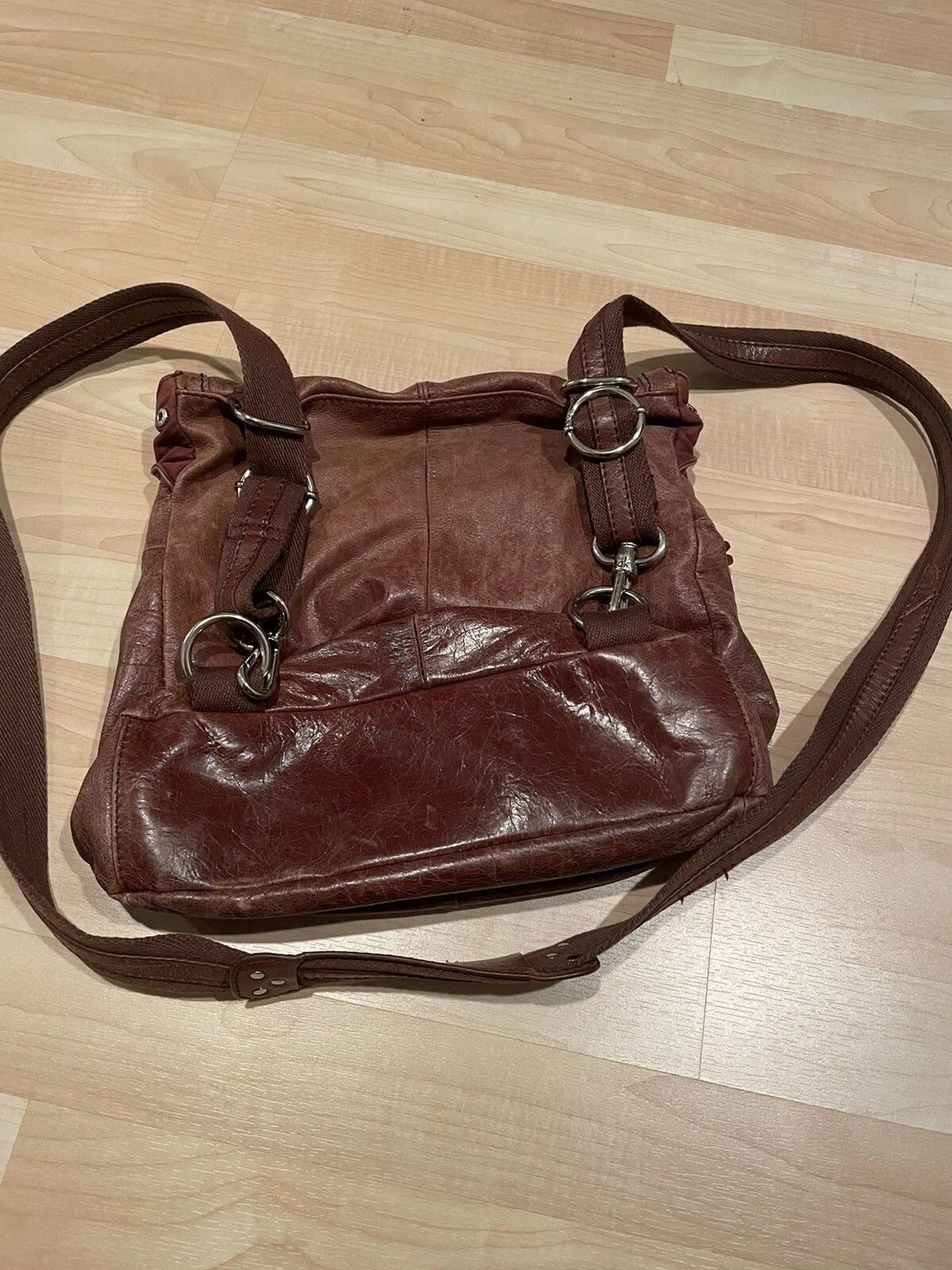 Borsa zaino a tracolla convertibile The Sak Ventura in pelle invecchiata marrone teak