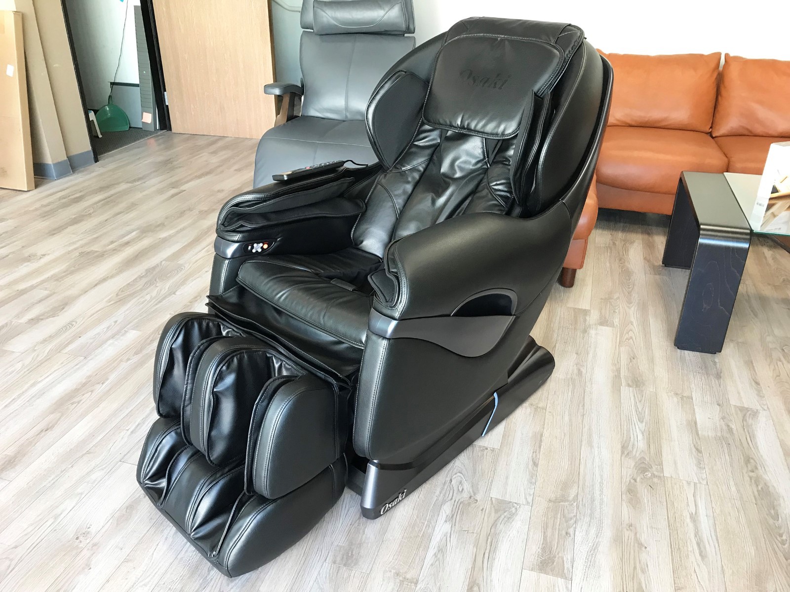 Black Osaki Titan TPPro 8500 LTrack Massage Chair Zero Gravity
