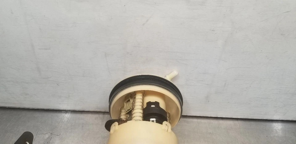 04 MONTAJE BOMBA COMBUSTIBLE DODGE VIPER GEN 3 Foto 3 de 4