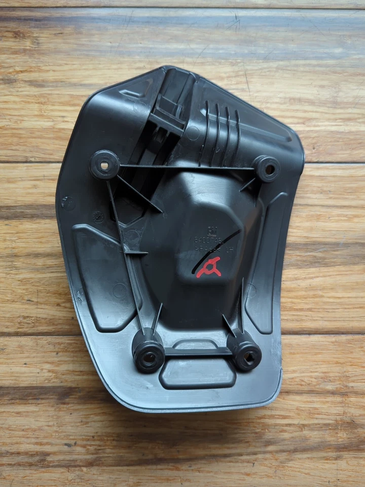 Chevrolet Corvette 2020-2022 carrocería trasera izquierda soportes de piso OEM Foto 3 de 4