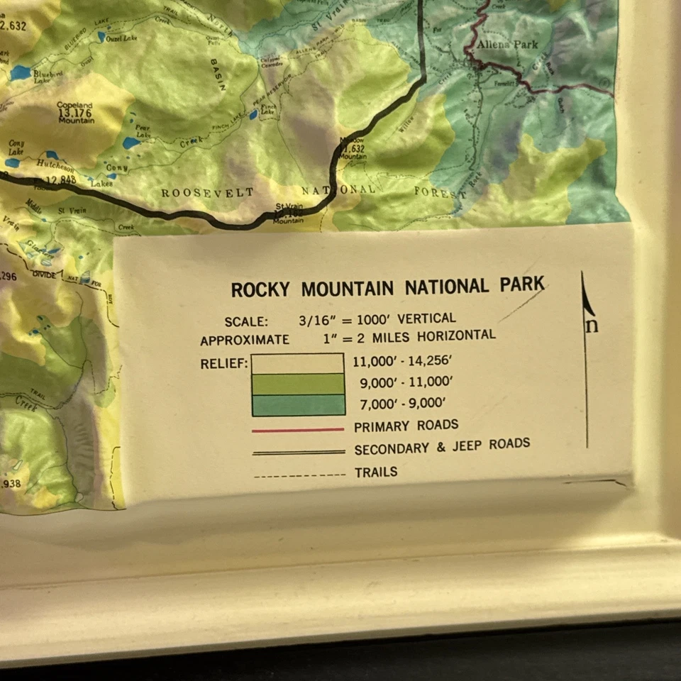 Mapa topográfico vintage del Parque Nacional de las Montañas Rocosas 3D Foto 2 de 4