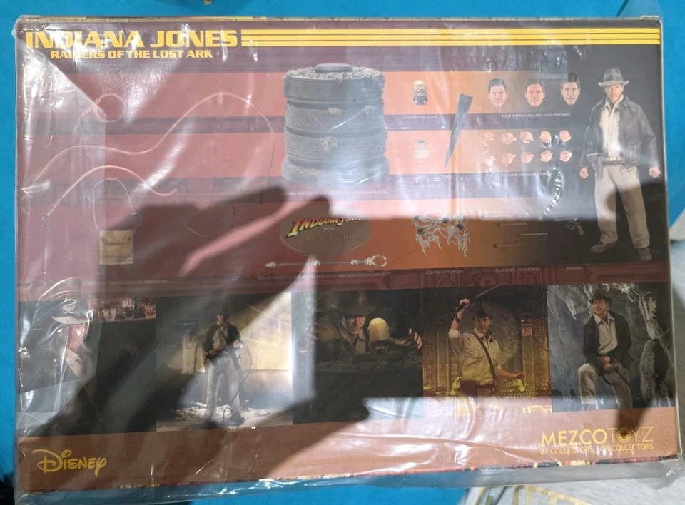 Mezco 1/12 Indiana Jones GOLDEN IDOL, POLYSTONE PEDESTAL, TORCH, ARROWS, SANDBAG - Image 2 of 2