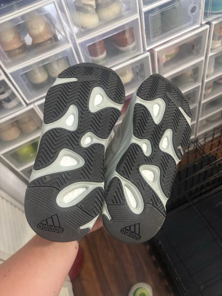 Talla 8- Adidas Yeezy Boost 700 Salt Foto 3 de 4