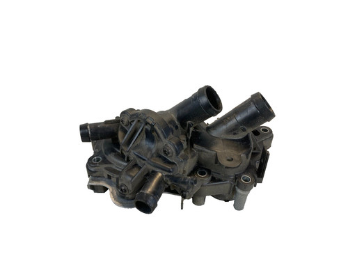 Volkswagen VW Passat B8 Wasser Kühler Pumpe Thermostat Gehäuse 04E121042L