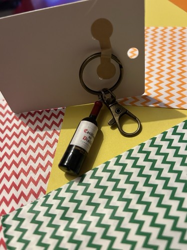 Red wine miniature bottle keyring /bag charm - Picture 3 of 3