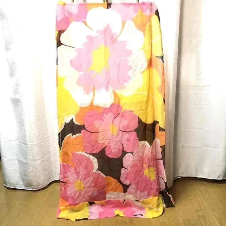 Grande étole Gucci en mousseline de soie à fleurs