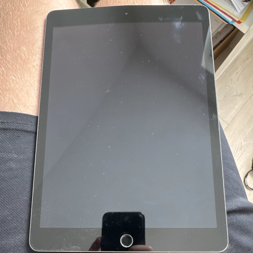 Apple iPad (8th generation) · 32GB · Wi-Fi, Foto 1 von 3