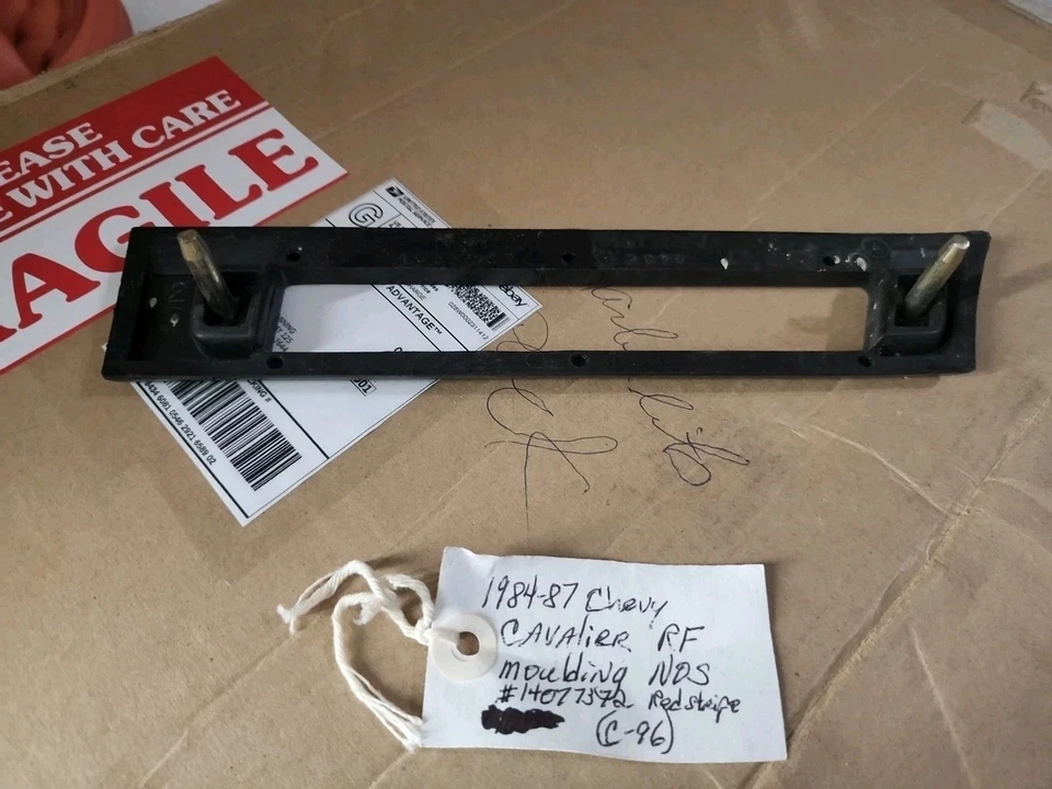 1984 - 1987 Chevrolet Cavalier NOS LH Marker Light Bezel Fender Lamp 14077372 GM - Image 4 of 4