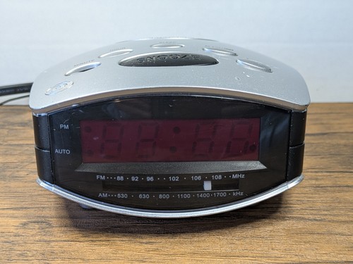 Durabrand AM/FM Alarm Clock Radio Model CR-502 w/ Red Display, Issues* - Picture 2 of 14