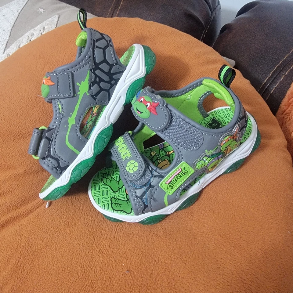 Preciosas Sandalias De Tortugas Ninja Para Niños Facil De Poner Foto 3 de 3