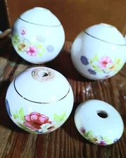Vntg Hand Painted  Porcelain Floal Bed  Post Finials  Lot Of 5 Great Condition 