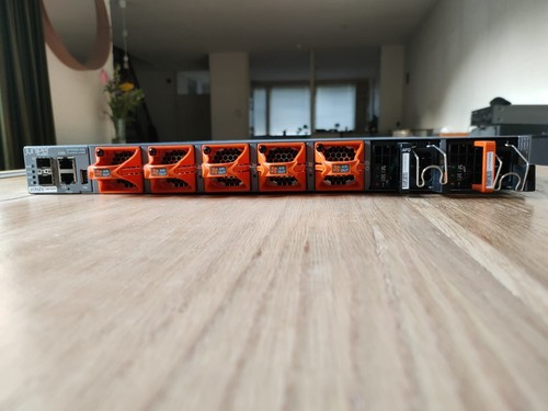 Juniper QFX5100-24Q-3AFI switch 24x QSFP+ and 8x SFP+ module w/ 2x dual 650W PSU - Afbeelding 4 van 6
