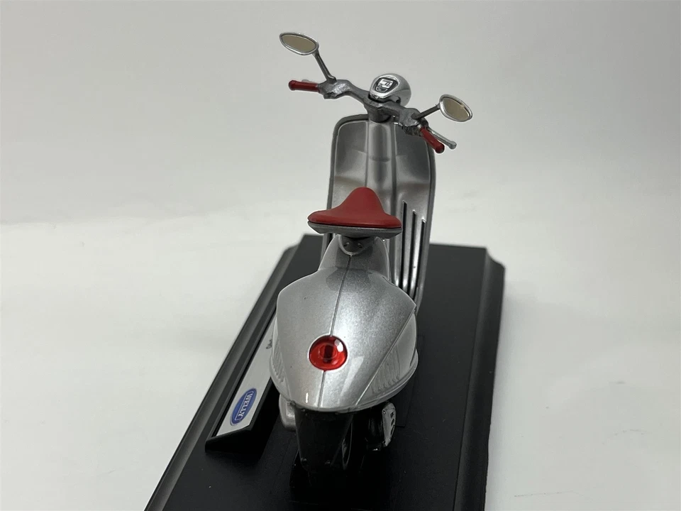 Vespa 946 Silver 1:18 Scale 12849 - Image 4 of 4