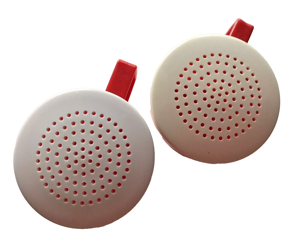 Red Farmhouse Kitchen Tools 2 Shakers and 2 Sets of Measuring Spoons - Image 4 of 4