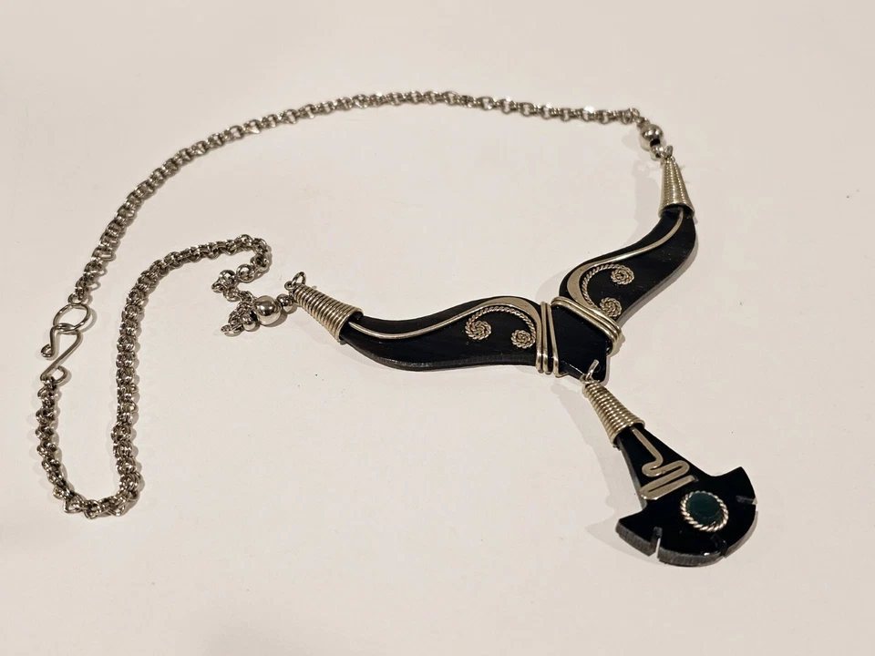 Collar de colección artesanal tibetano con incrustaciones de plata cuerno y pequeño cabachón de malaquita Foto 2 de 4