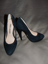 Chaussures à talon très haut plateforme daim noir Buffalo London p. 37