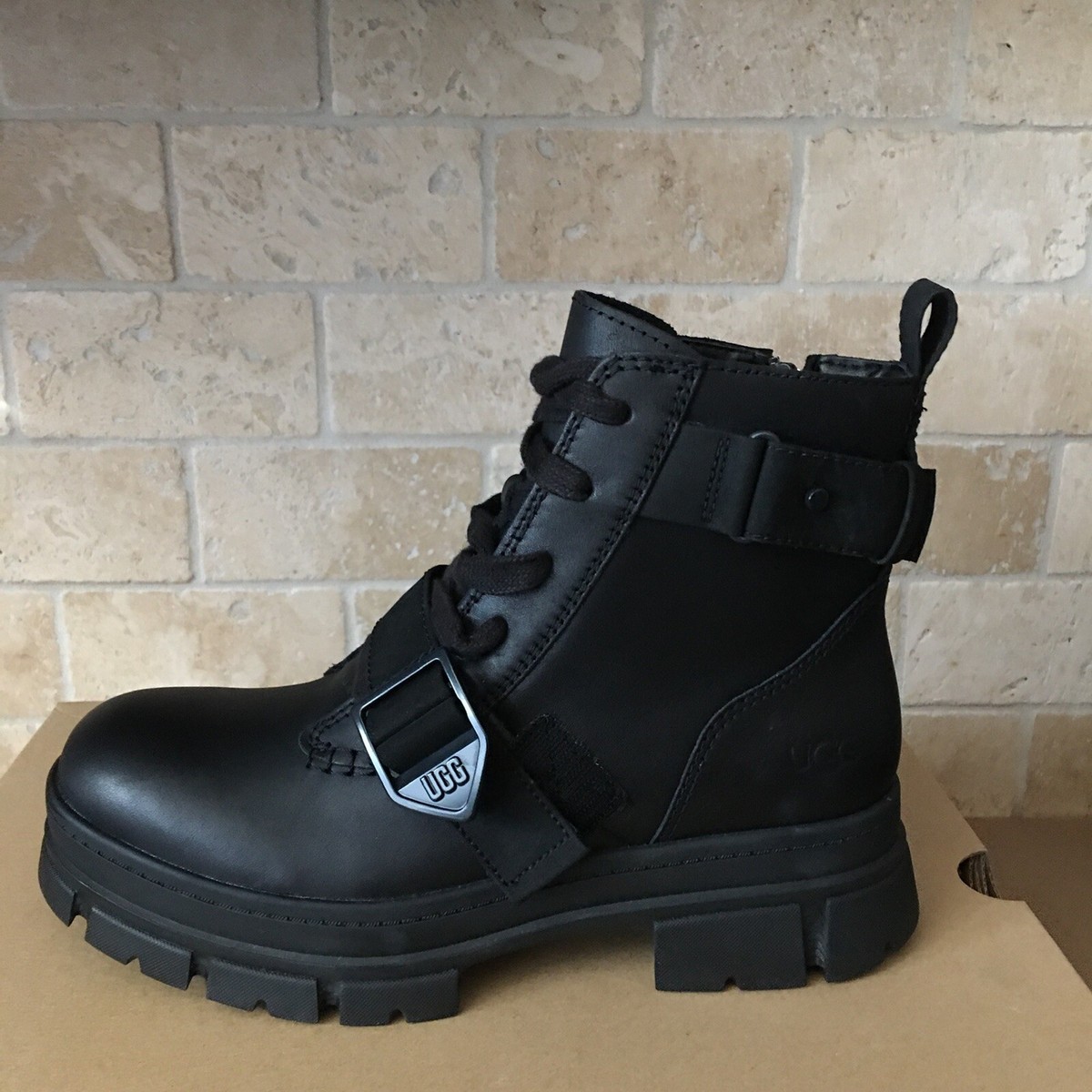 大人気 ★ UGG ★ Ashton Lace Up 防水 レザー ブーツ ★ 送料込 Amazon.com | UGG Women's Ashton Lace Up Boot, Dark Earth, 5