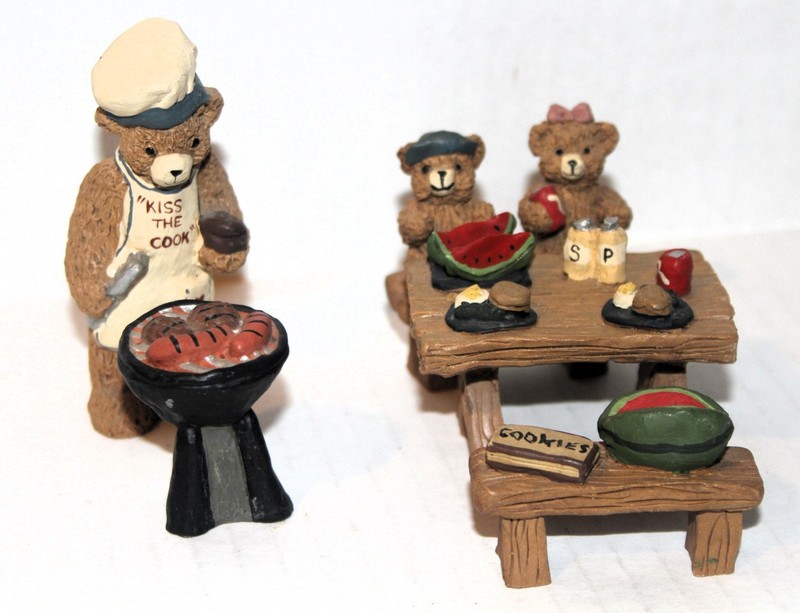 Vtg BEAR FAMILY BBQ Papa at GRILL & Cubs on PICNIC Resin 3" FIGERINES Set of 5