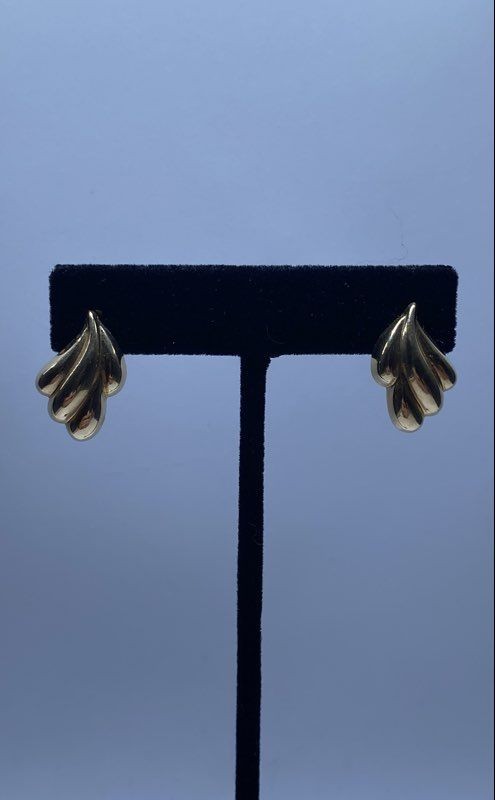 14K Yellow Gold Ribbed Fan Stud Earrings Shell Leaf Motif 0.9g 3/4"