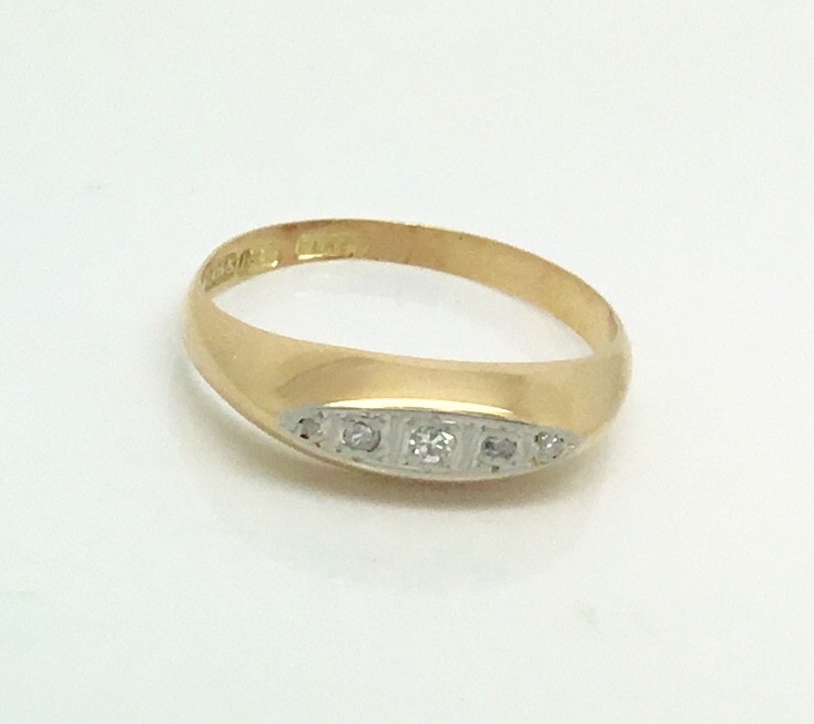 18ct Gold Antique ring set with 5 Diamonds size O Gem