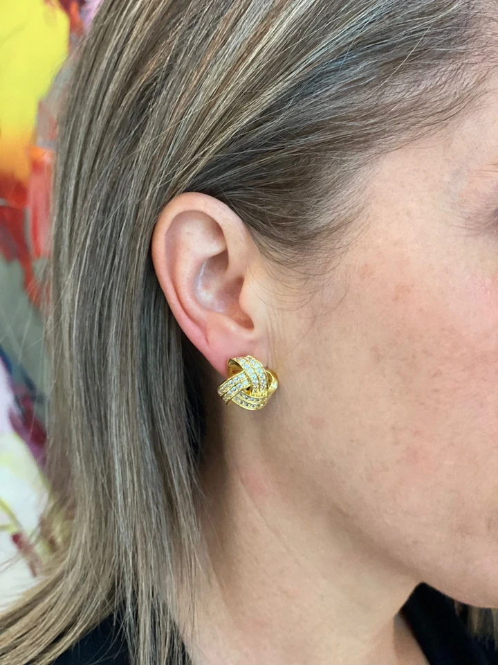 Aretes de oro circonita cúbica nudo incrustado Rivka Friedman enchapados en 18 quilates Foto 3 de 4